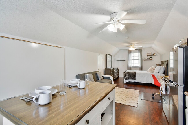 7017 Jefferson Ridge Dr, Unit Private Guest House #1 in Converse, TX - Building Photo - Building Photo