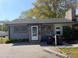 28 New Monmouth Rd in Middletown, NJ - Building Photo