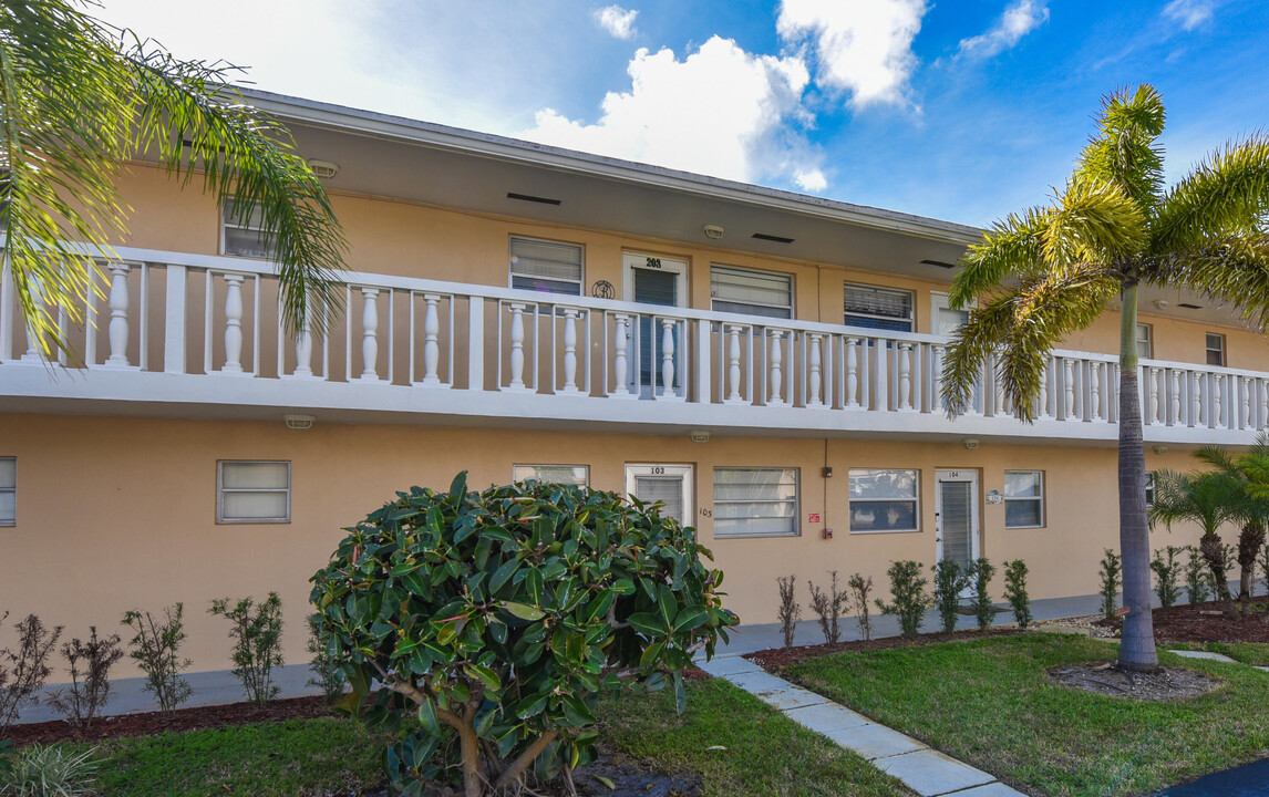2182 NE 1st Way in Boynton Beach, FL - Building Photo
