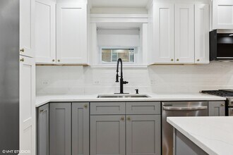 2331 N Campbell Ave in Chicago, IL - Building Photo - Building Photo
