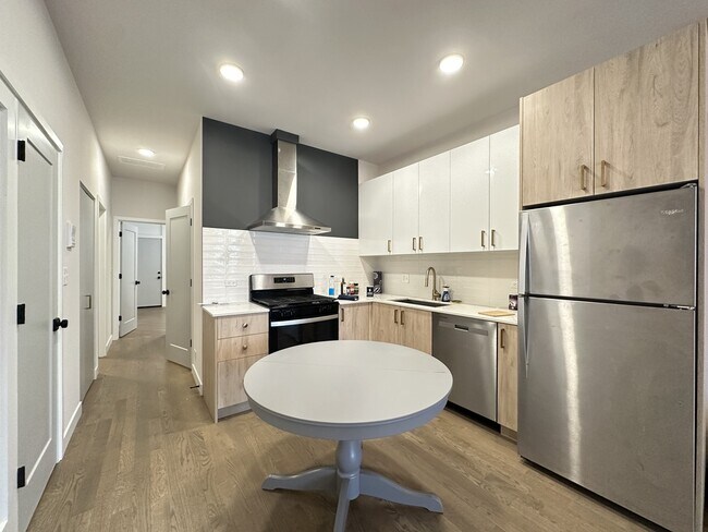 841 N Mozart St, Unit R04 in Chicago, IL - Building Photo - Building Photo
