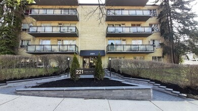 159-221 Russell Hill Rd in Toronto, ON - Building Photo - Building Photo