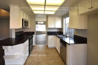 8023 Pinot Noir Way in Sacramento, CA - Foto de edificio - Building Photo