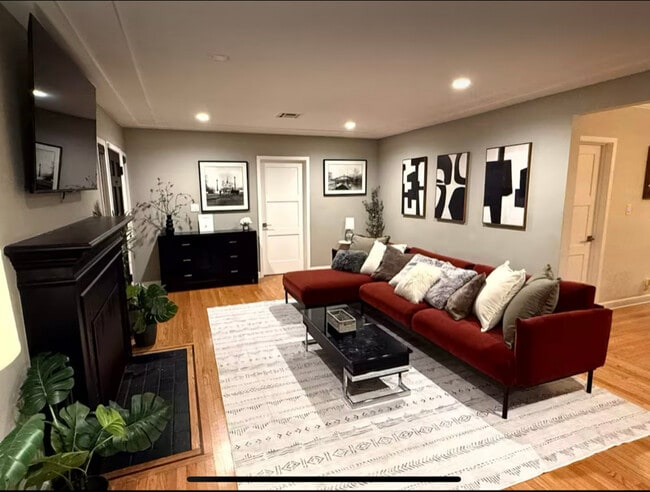 404 S Beachwood Dr in Burbank, CA - Building Photo - Building Photo