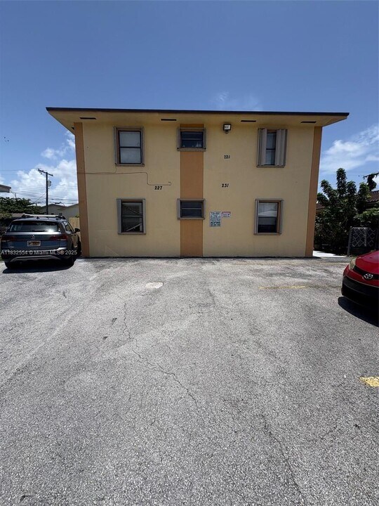 231 E 7th St in Hialeah, FL - Building Photo