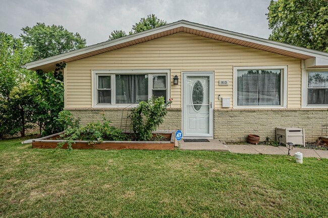 913 Cedar St in Junction City, KS - Building Photo - Building Photo