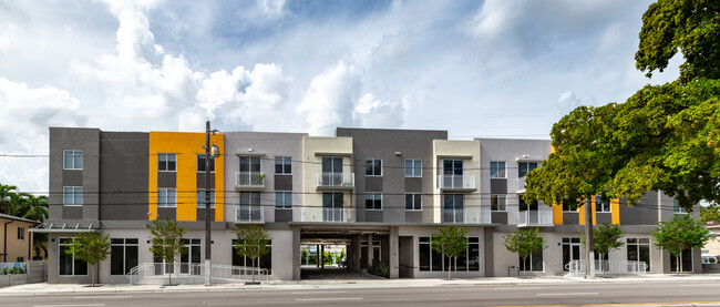 Casa Verano Apartments in Miami, FL - Foto de edificio - Building Photo