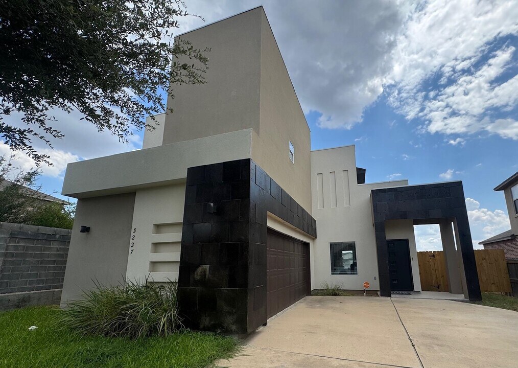 3227 Imperial Dr in Laredo, TX - Building Photo