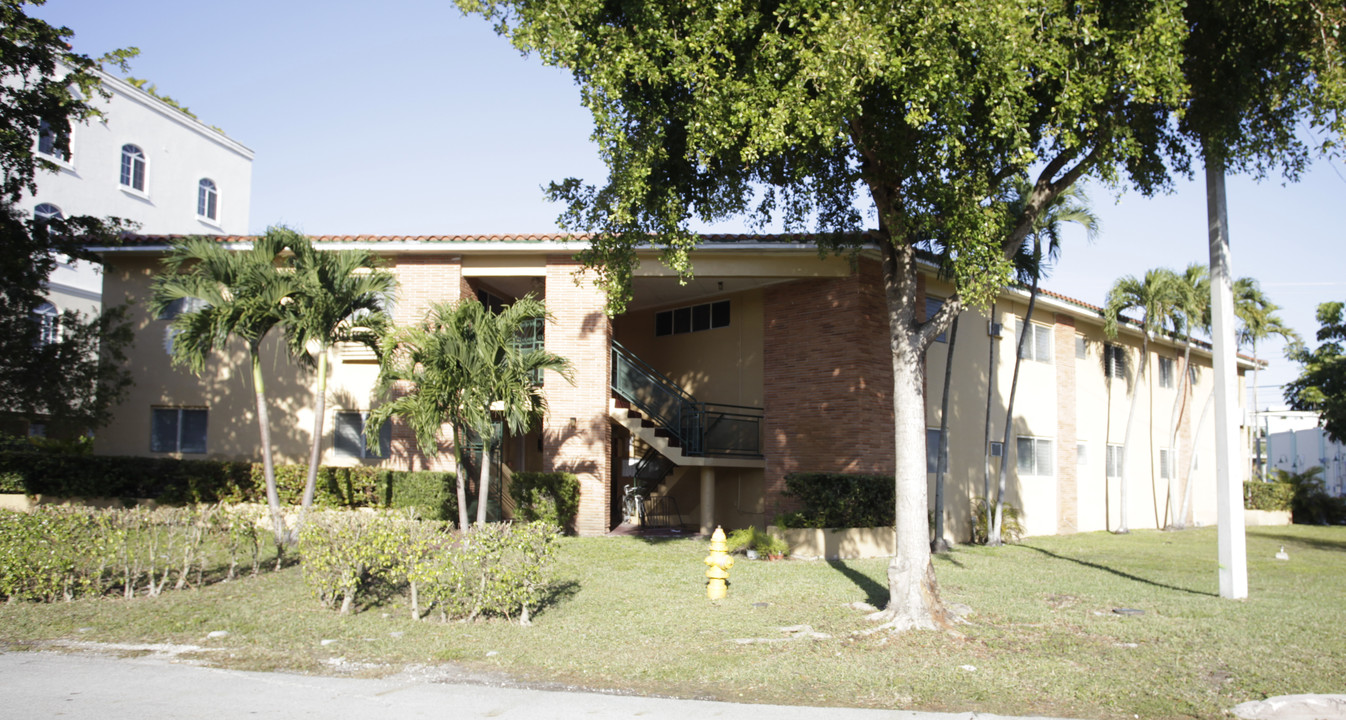 1101 Madruga Ave in Miami, FL - Foto de edificio