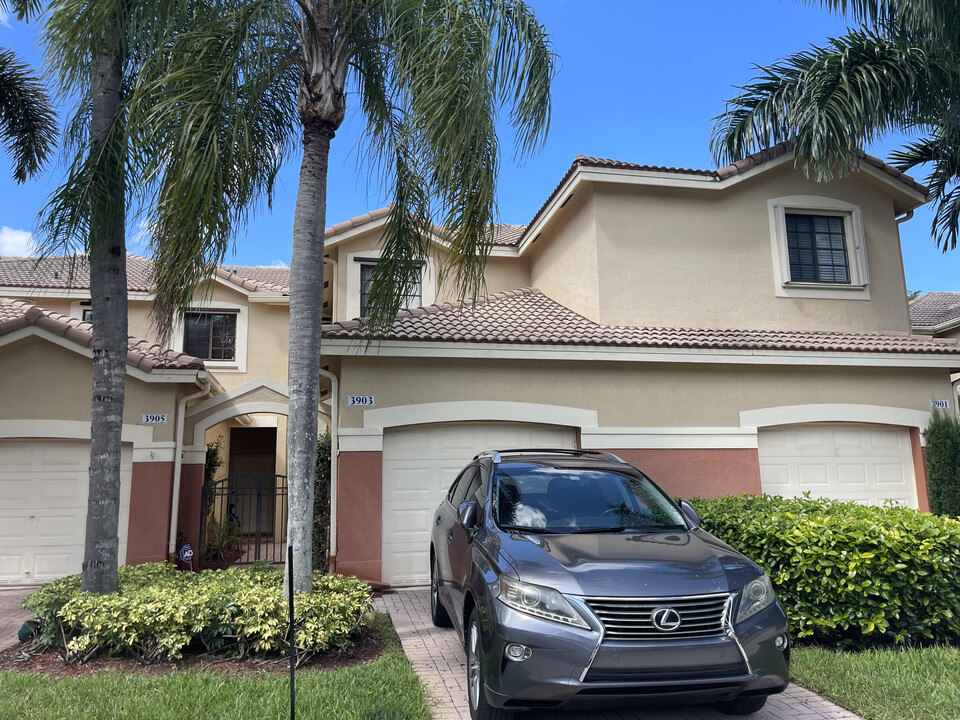 3903 Tree Top Dr in Weston, FL - Building Photo