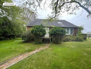 20 Magee Dr in Southampton, NY - Building Photo - Building Photo