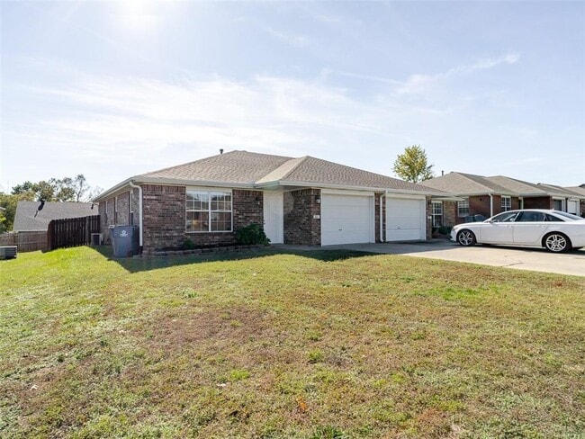 12 Holly Dr in Bentonville, AR - Foto de edificio - Building Photo