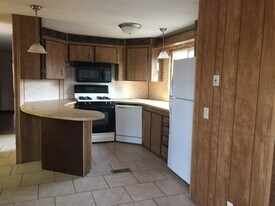 571 E Hooper Ave in Soda Springs, ID - Building Photo