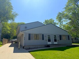 630 S Governor St in Iowa City, IA - Building Photo