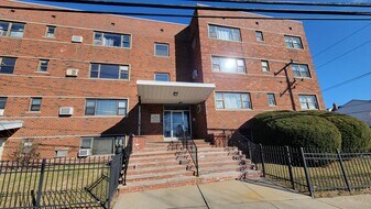 204 Woodcliff Ave in North Bergen, NJ - Building Photo