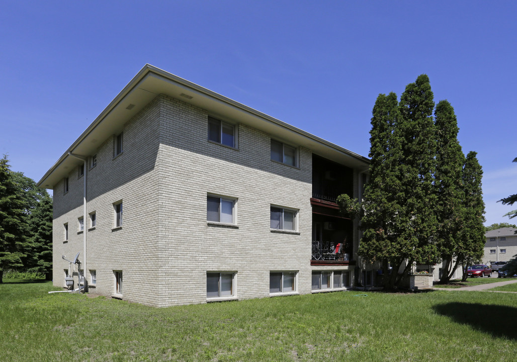 Dakotah Apartments in Coon Rapids, MN - Building Photo