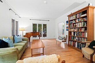 129 Ironwoods Dr in Chapel Hill, NC - Building Photo - Building Photo