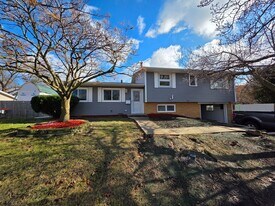 1519 Parklane Dr in Bettendorf, IA - Building Photo