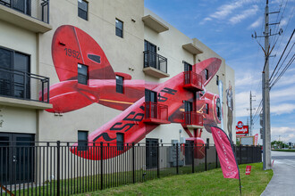 Poe's Lofts in Hialeah, FL - Foto de edificio - Building Photo