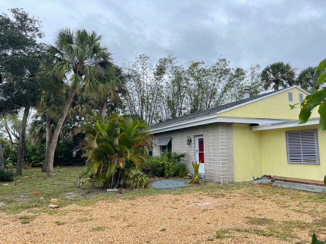 257 SE Four Winds Dr in Stuart, FL - Building Photo - Building Photo