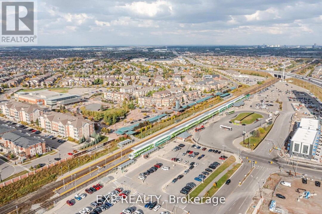 200-200 Lagerfeld Dr in Brampton, ON - Building Photo