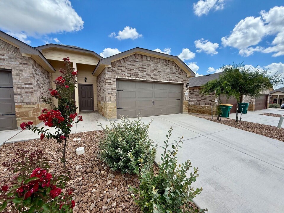 9219 Canyon Bnd in Converse, TX - Building Photo