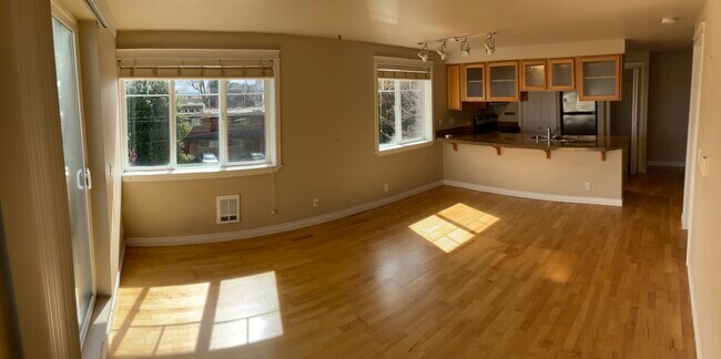 2200 Thorndyke Ave W, Unit 205 in Seattle, WA - Foto de edificio - Building Photo