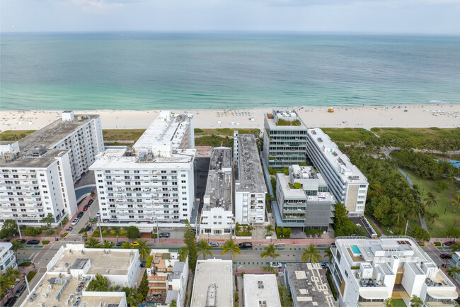 335 Ocean Dr in Miami Beach, FL - Building Photo - Building Photo