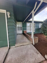 13946 NE Knott St in Portland, OR - Building Photo - Building Photo