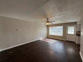 6328 Bellbrook Dr in Dallas, TX - Building Photo - Building Photo