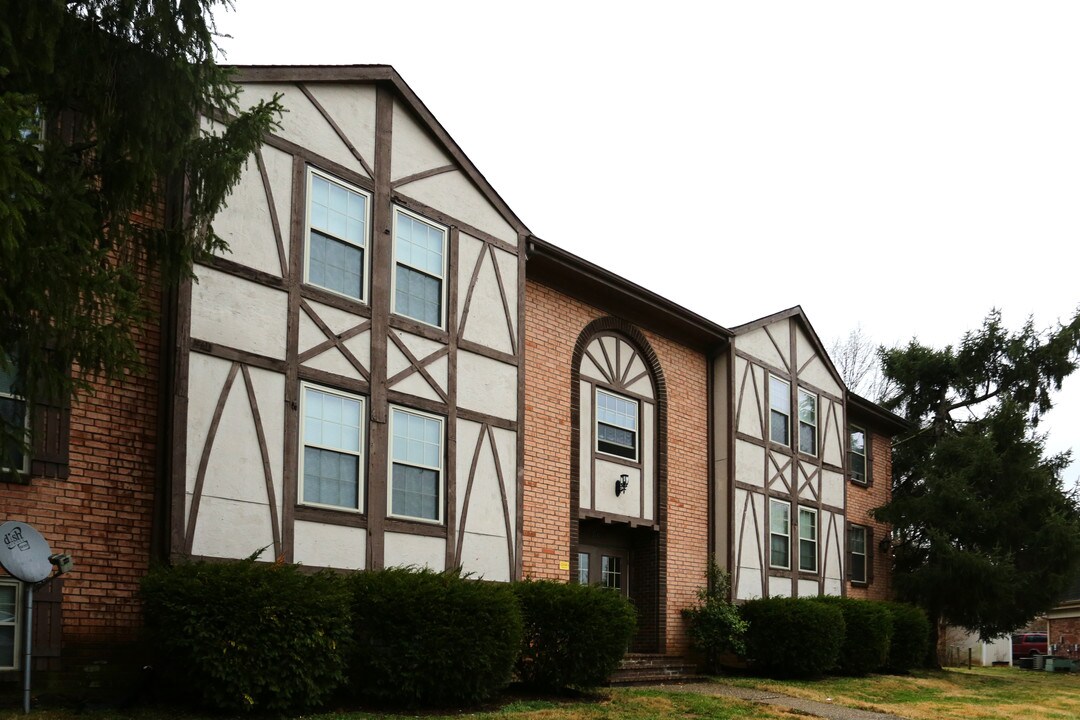 Nottingham Court Apartments in Louisville, KY - Building Photo