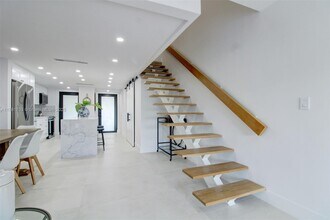 6901 Edgewater Dr in Coral Gables, FL - Foto de edificio - Building Photo