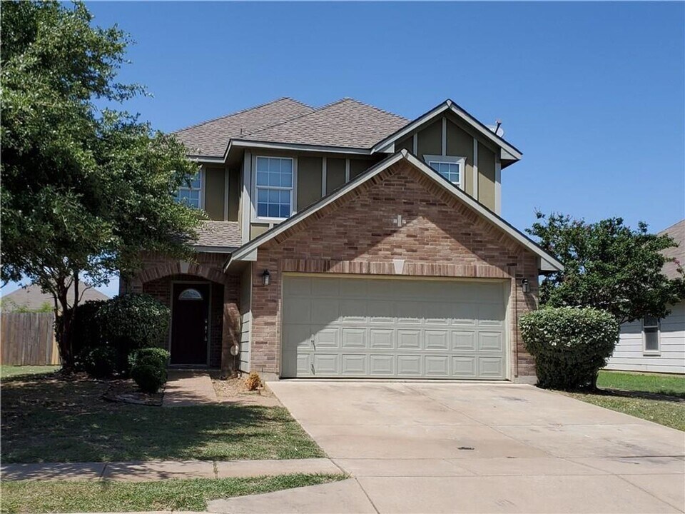 225 Chalk Mountain Dr in Fort Worth, TX - Building Photo
