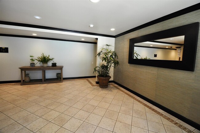 12245 Chandler Blvd in Los Angeles, CA - Foto de edificio - Building Photo