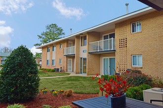 Colony Point Apartments in Norfolk, VA - Building Photo - Building Photo