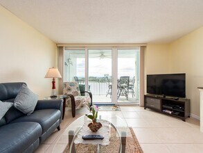 675 S Gulfview Blvd, Unit 902 in Clearwater, FL - Building Photo - Building Photo