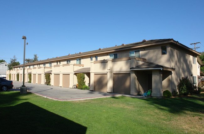 512 Acacia in Santa Paula, CA - Foto de edificio - Building Photo