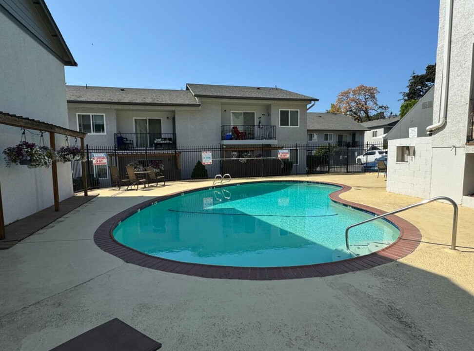 Twin Oaks Apartments in Salem, OR - Foto de edificio