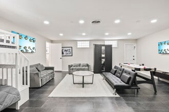 9452 Larrabee Ave in San Diego, CA - Foto de edificio - Building Photo