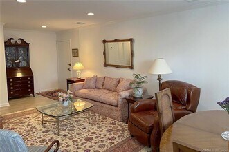 87 Southport Woods Drive in Fairfield, CT - Building Photo - Building Photo