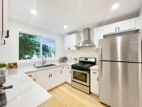 2414 Effie St in Los Angeles, CA - Foto de edificio - Building Photo