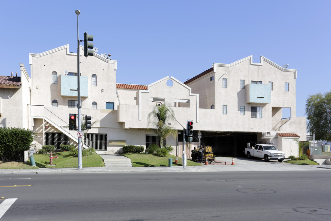 721 W La Palma Ave in Anaheim, CA - Foto de edificio