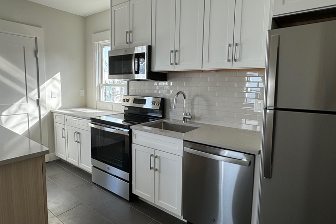 208 Banks St, Unit 2 in Cambridge, MA - Building Photo