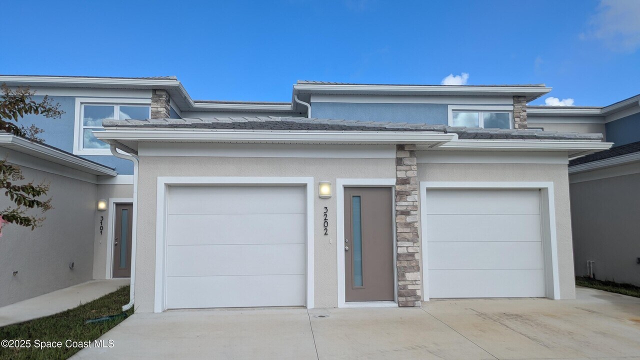 1605 Par St NE in Palm Bay, FL - Foto de edificio