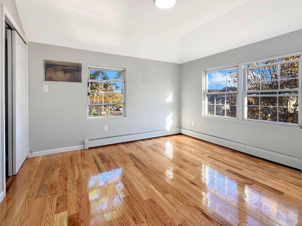 19624 Hillside Ave in Hollis, NY - Building Photo