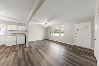 5441 Benton Ave in Downers Grove, IL - Foto de edificio - Building Photo