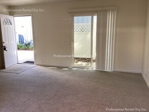 445 S E St in Santa Rosa, CA - Foto de edificio - Building Photo