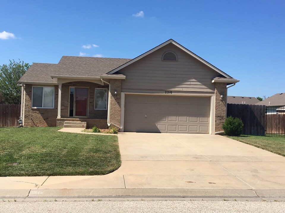 2218 E Carriage Dr in Derby, KS - Building Photo