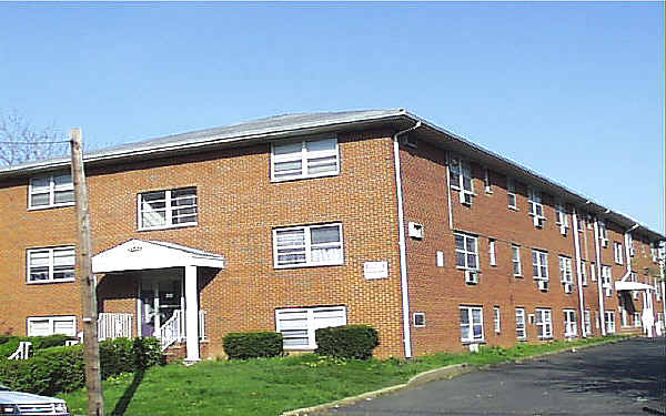 107 E Price St in Linden, NJ - Building Photo