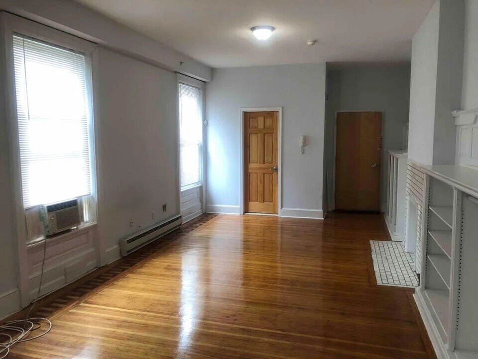 1733 W Montgomery Ave-Unit -2 in Philadelphia, PA - Foto de edificio